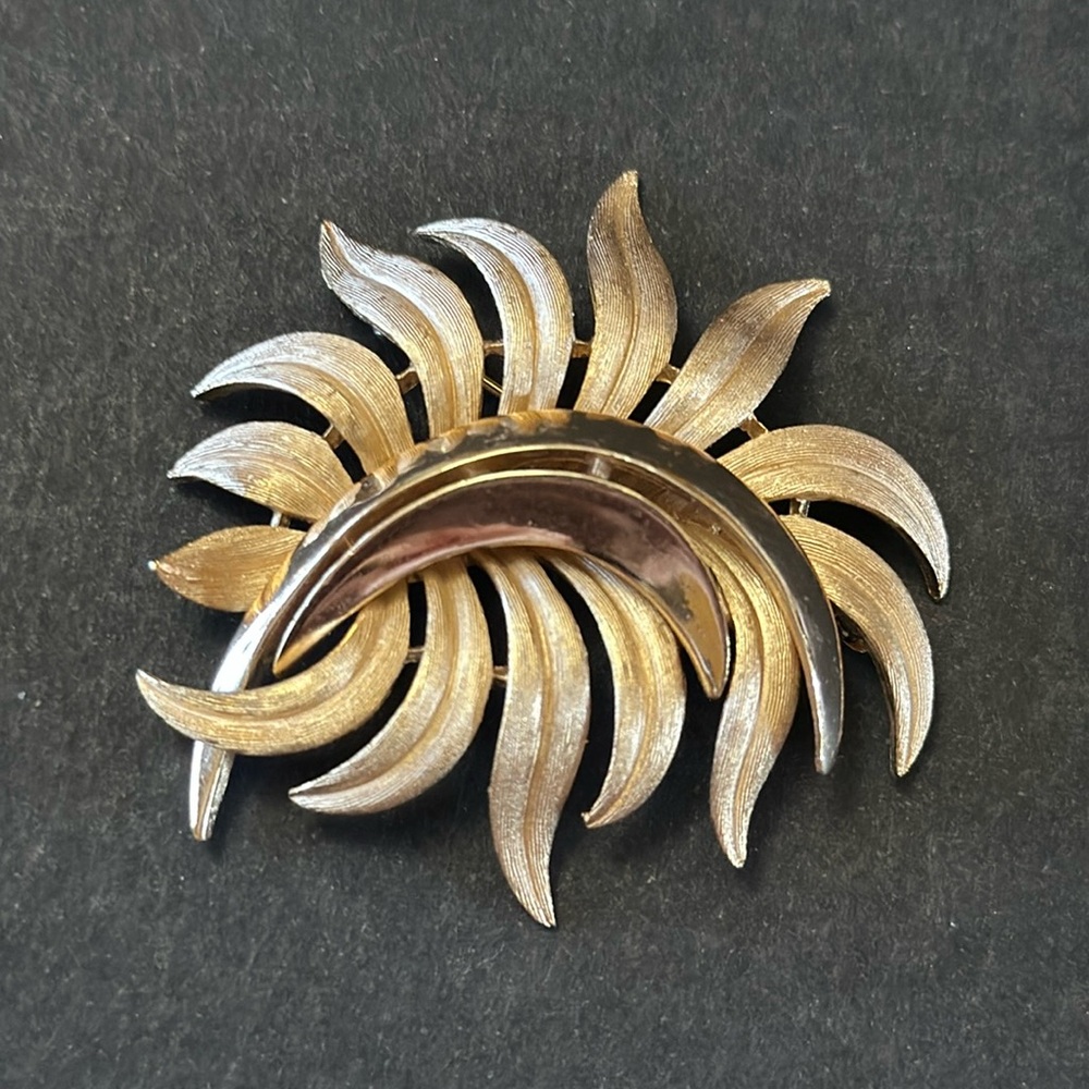 Crown Trifari 1955-1969 Brushed Gold-Tone 2” Vintage Brooch